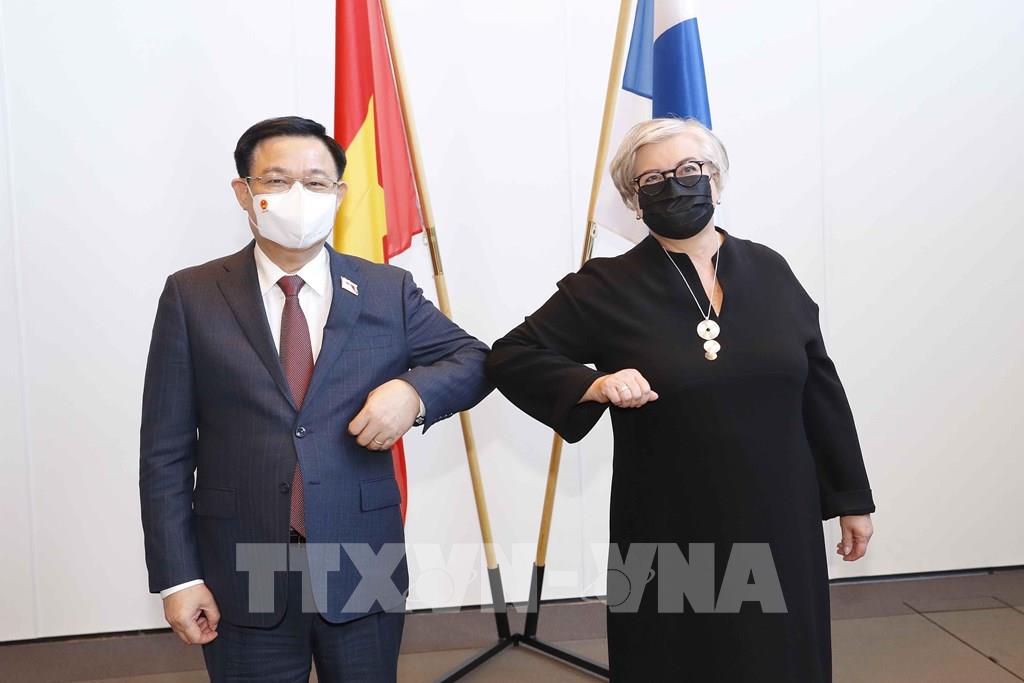 Entretien entre les chefs des organes législatifs vietnamien et finlandais